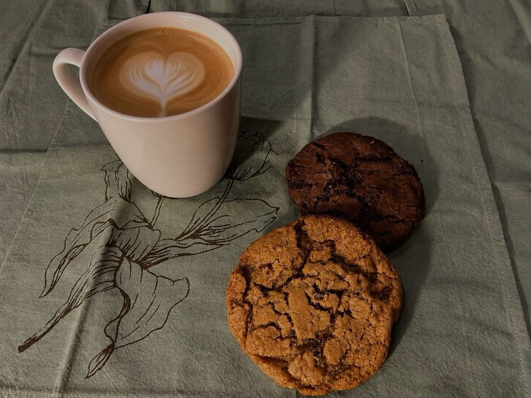 Cookies artesanales de Puro Antojo junto a un café
