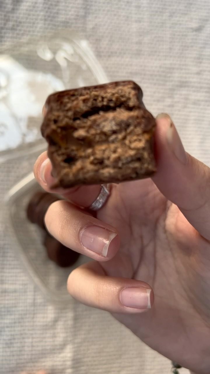 Cookie mordida en mano